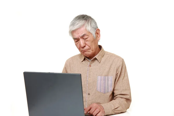 Senior japansk man använder dator letar du förvirrad — Stockfoto