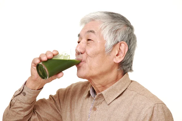 Homem japonês sênior com suco vegetal verde — Fotografia de Stock