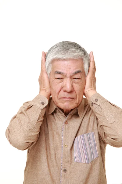 Старший Японська людина страждає від шуму — стокове фото