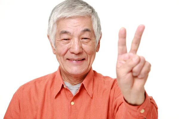 Senior japonés hombre mostrando un signo de victoria —  Fotos de Stock