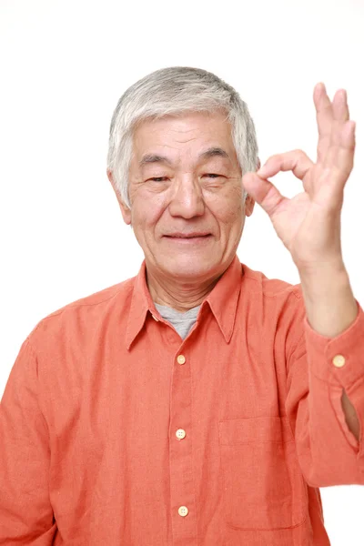 Mükemmel işaret gösteren üst düzey Japon adam — Stok fotoğraf