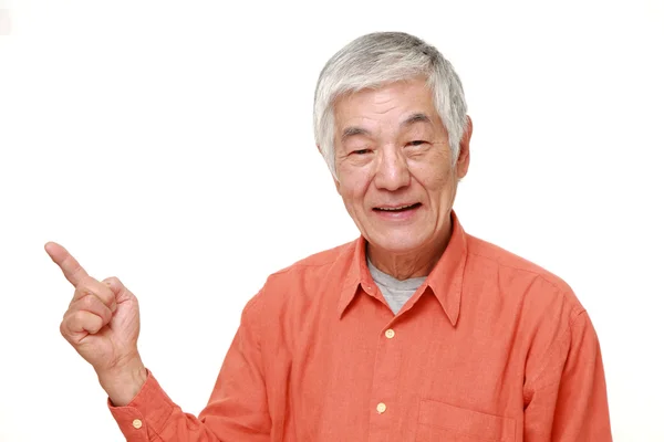 Sênior japonês homem apresentando e mostrando algo — Fotografia de Stock