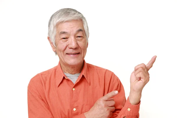 Старший Японська людина представлення і показуючи щось — стокове фото