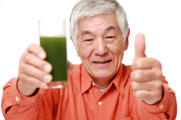 Senior japonés hombre con verde vegetal jugo — Foto de Stock