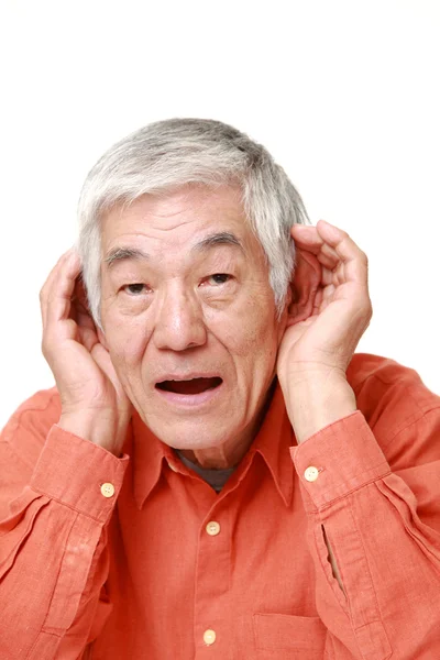 Senior japonés hombre con la mano detrás de la oreja escuchar de cerca —  Fotos de Stock