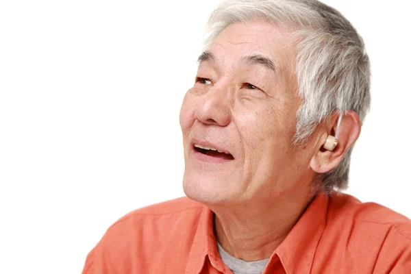 Старший японский мужчина со слуховым аппаратом — стоковое фото