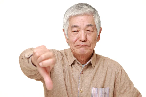 Sênior japonês homem com polegares para baixo gesto — Fotografia de Stock