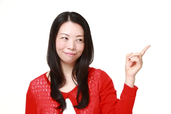 Japonesa mujer presentando y mostrando algo — Foto de Stock