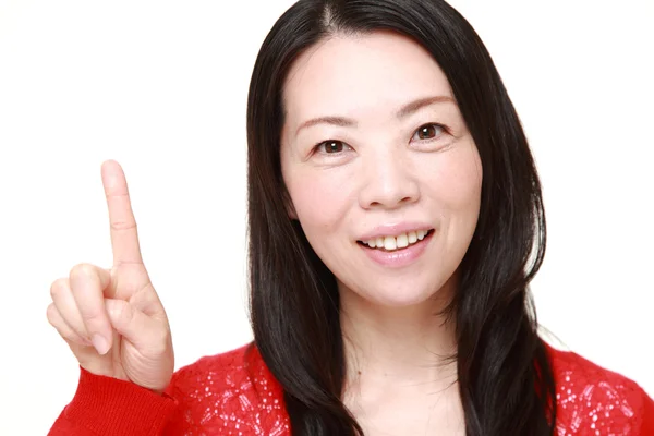 Japanse vrouw presenteren en tonen iets — Stockfoto