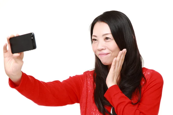 Japanerin macht ein Selfie — Stockfoto