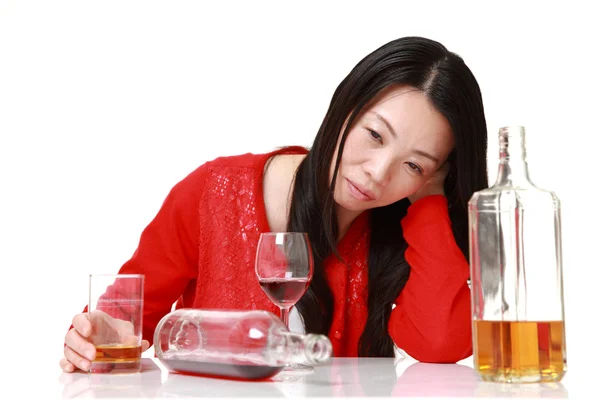 Japanese woman in depression is drinking alcohol — Stock Photo, Image