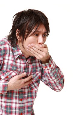 genç Japon adam kusma gibi hissediyor