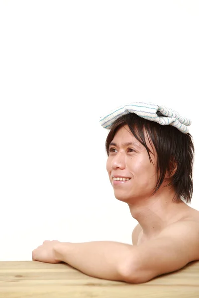 Jonge man ontspannen Japanse volmondig bad — Stockfoto
