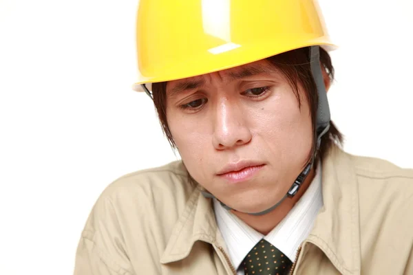 Triste joven japonés trabajador de la construcción — Foto de Stock