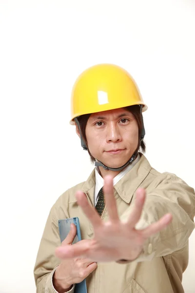 Joven japonés trabajador de la construcción haciendo stop gesture — Foto de Stock