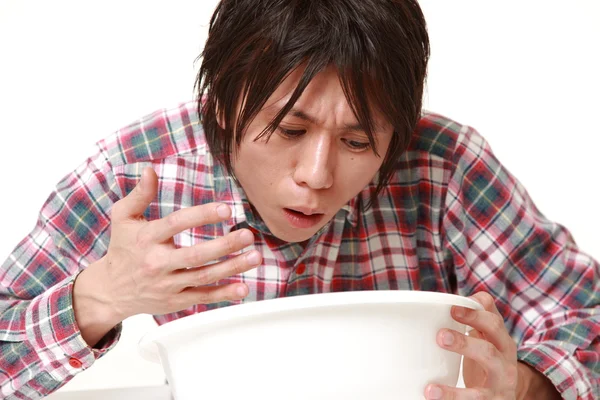 Młody japoński człowiek czuje się jak wymioty — Zdjęcie stockowe