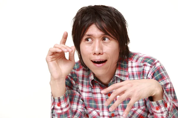 Giovane uomo giapponese si preoccupa di qualcosa — Foto Stock