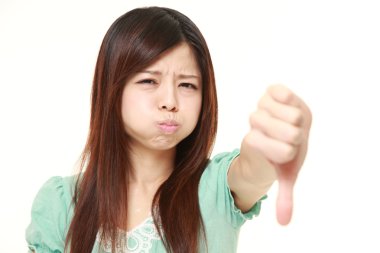 başparmak aşağı hareketi olan Japon kadın