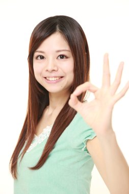 mükemmel işaret gösteren genç Japon kadın