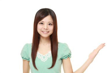 sunulması ve bir şey gösterilen genç Japon kadın