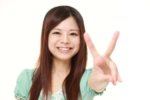 Young Japanese woman showing a victory sign — Stock Photo, Image