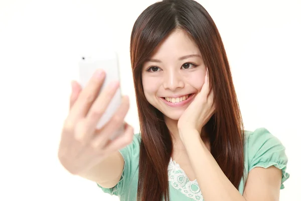 Japoński kobieta bierze sobie selfie — Zdjęcie stockowe