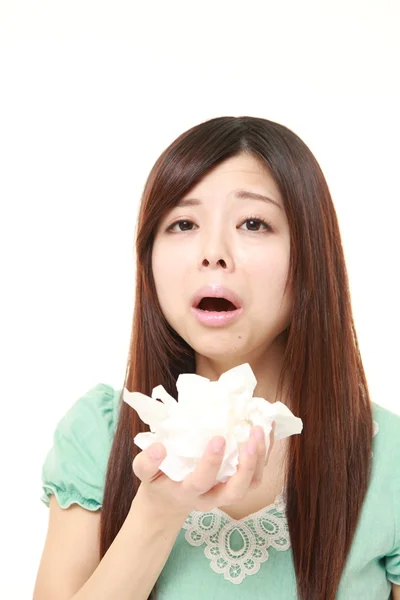 Jonge vrouw met een allergie niezen in weefsel — Stockfoto