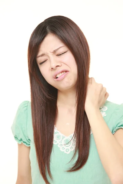 Jeune femme japonaise souffre de maux de cou — Photo
