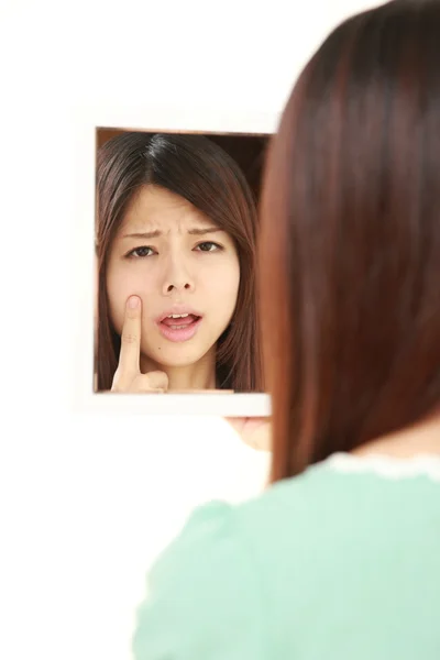 Joven mujer japonesa se preocupa por la piel seca áspera — Foto de Stock