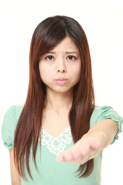 Enojado joven japonesa mujer pide algo — Foto de Stock