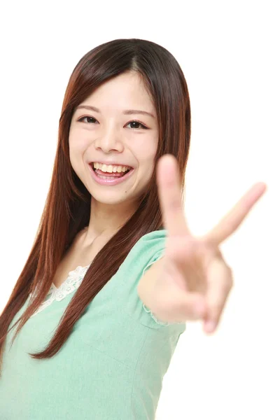 Giovane donna giapponese che mostra un segno di vittoria Immagini Stock Royalty Free