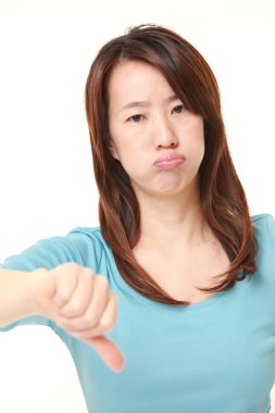 başparmak aşağı hareketi ile orta yaşlı Japon kadın