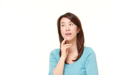 Orta yaşlı Japon kadın düşünüyor bir şey hakkında