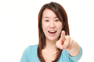 Orta yaşlı Japon kadın bir şey keşfetmek