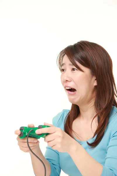 Mulher japonesa de meia idade perdendo jogar vídeo game — Fotografia de Stock