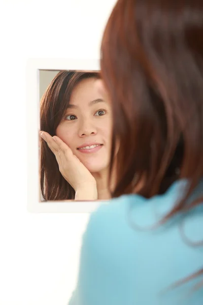 Mujer japonesa de mediana edad con buena condición de la piel — Foto de Stock