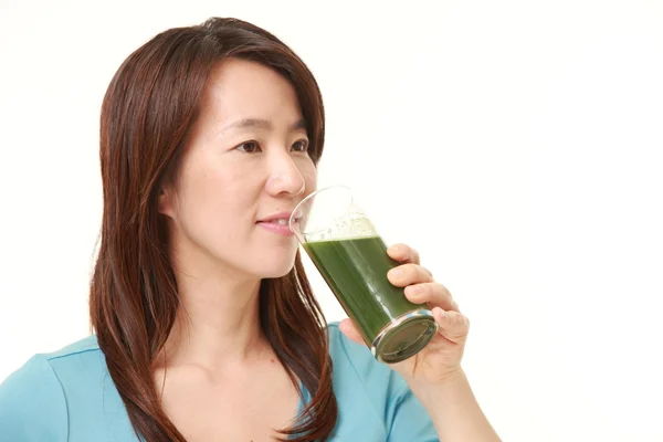 Donna giapponese di mezza età con succo di verdura verde — Foto Stock