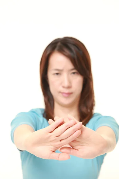 Mulher japonesa de meia idade fazendo parar gesto — Fotografia de Stock