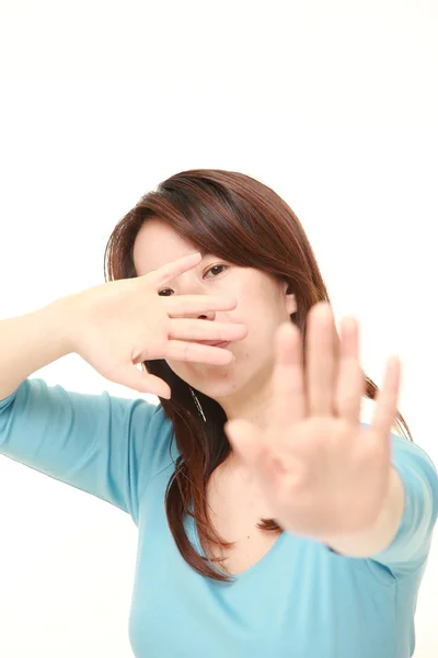 Mediana edad japonesa mujer haciendo stop gesture —  Fotos de Stock