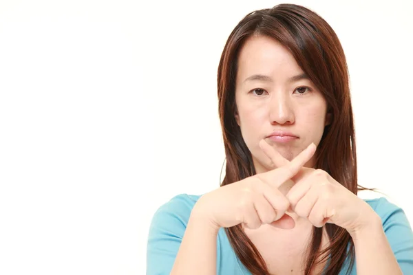 Японская женщина средних лет не показывает жест — стоковое фото