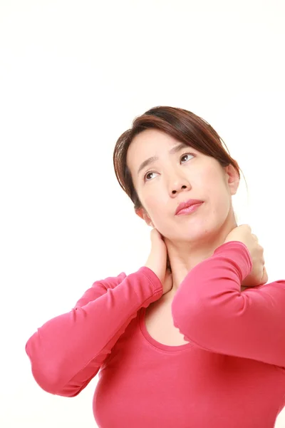 Orta yaşlı Japon kadın boyun ağrısı muzdarip — Stok fotoğraf