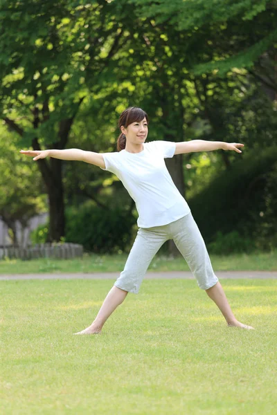 Japonská žena venku dělá cvičení — Stock fotografie