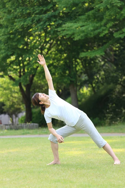 Yoga üçgen poz yapmak dışında Japon kadın — Stok fotoğraf