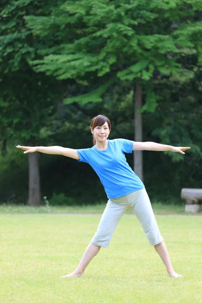 Japonesa mujer fuera haciendo ejercicio — Foto de Stock