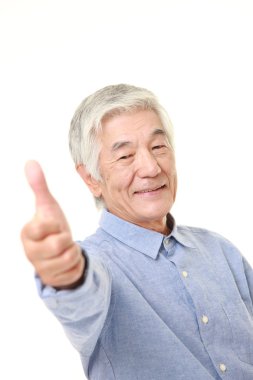 başparmak yukarıya jest ile üst düzey Japon adam