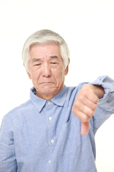 Senior Japaner mit Daumen-nach-unten-Geste — Stockfoto
