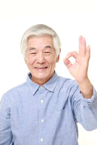 Mükemmel işaret gösteren üst düzey Japon adam — Stok fotoğraf