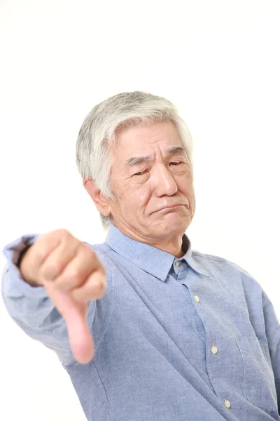 Sênior japonês homem com polegares para baixo gesto — Fotografia de Stock