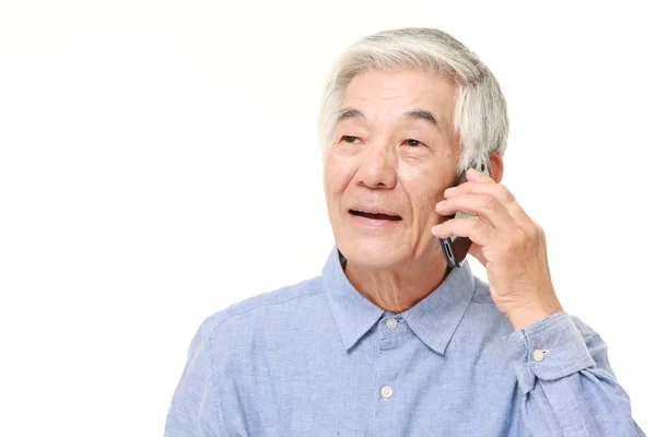 Старший мужчина со смартфоном — стоковое фото