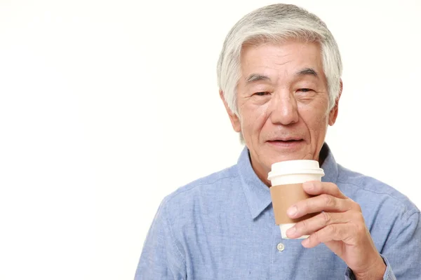 Sênior japonês homem faz um coffee break — Fotografia de Stock